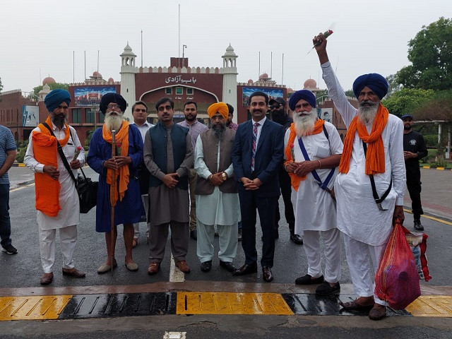 Sikh-yatri1655463004-0